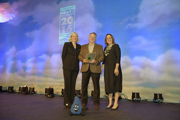 Excellence Award winner, High Sierra Showerheads, with US EPA's Veronica Blette and Ellen Gilinsky.