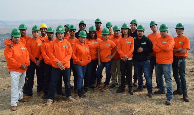 RichmondBUILD 2017 Class group photograph wearing orange sweatshirts and green hardhats