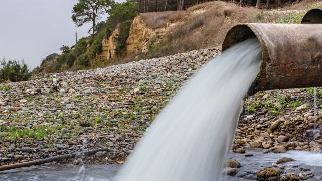 Pipe discharging fluid