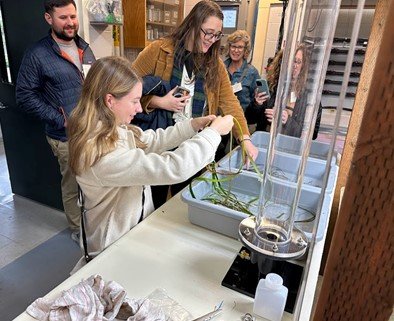 Nina Colagiovanni (NJ DEP) and Della Campbell (NYS DEC) examine eelgrass while visiting EPA’s Newport, OR laboratory.