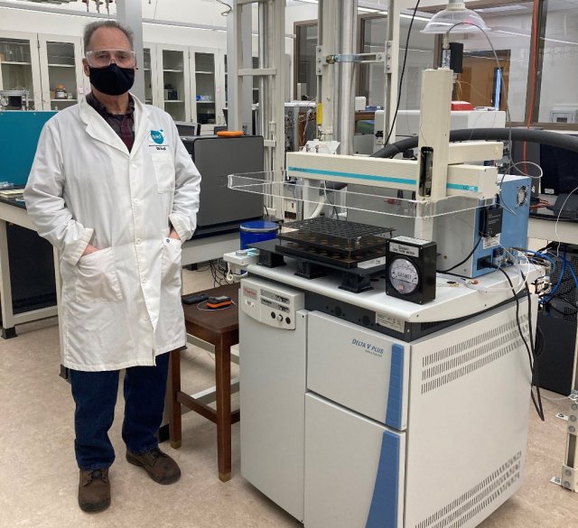 EPA chemist William Rugh with a stable isotope ratio mass spectrometer.