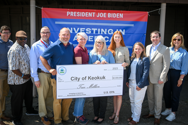 Big group at check presentation